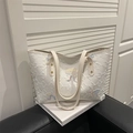 Borsa tote bianca trapuntata in similpelle con fiocchi ricamati colorati e manici fini - Bianco