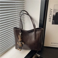 Grande borsa tote marrone scuro in pelle martellata con un simpatico ciondolo a coniglio - Con Ciondolo / Marrone
