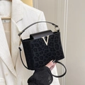 Piccola borsa leopardata nera da donna con elegante fibbia metallica dorata a forma di V - Nero