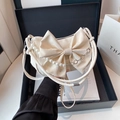 Bolso bandolera de satén crema con lazo grande y cadena de perlas y trébol suave - Blanco