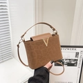 Secchiello chic in camoscio marrone con dettaglio a V dorato e tracolla regolabile - Marrone