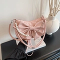 Bolso bandolera rosa con lazo, cadena de perlas decorativa y silueta de media luna - Rosa