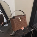 Borsa a tracolla marrone con pannello leopardato e logo a V dorato in ecopelle - Marrone
