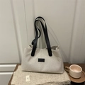 Borsa tote minimalista in tela beige con manici in pelle nera e patch rettangolare - Nero