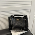 Borsa tote nera trapuntata con chiusura a scatto dorata e tracolla a catena elegante - Nero