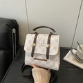 Beige karierte Umhängetasche mit Bärenprint und dunkelbraunen Kunstleder-Details - Weiß