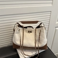 Beige gewatteerde draagtas met kettingriem en bruine lederen bies in retrostijl - Wit