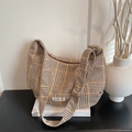 Bolso bandolera marrón de pata de gallo con correa ancha y detalle power off - Caqui
