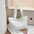 Borsa tote trapuntata bianca effetto nuvola con cuciture a quadri oversize - Bianco Sporco