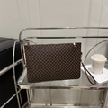 Pochette rétro marron foncé avec motif à pois et dragonne pour femme élégante - Monogramme Café