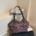 Sac fourre-tout chic avec imprimé léopard marron et noir et une bandoulière noire élégante - café