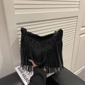 Minimalistische schwarze Umhängetasche mit Fransen, Leopardenmuster und Metallzipper - Schwarz