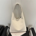 Borsa tote minimalista bianco avorio di grande capacità su una poltrona nera - Bianco