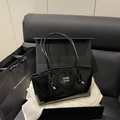 Borsa a spalla in pelle nera lucida con scritte dorate in una scatola regalo nera - Nero