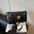 Minimalistische schwarze Leder-Umhängetasche mit elegantem goldenem Metallverschluss - Schwarz