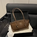 Borsa tote in pelle marrone lucida con logo metallico e dettaglio del manico annodato - Marrone