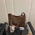 Trendy leopard print shoulder bag in brown faux fur with adjustable golden buckle strap - Brown