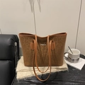 Borsa tote leopardata marrone con scritta Fashion su un tappeto di peluche bianco - Marrone