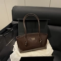 Borsa tote minimalista in pelle cerata marrone scuro con logo metallico ed eleganti nodi - Marrone