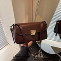 Schlichte dunkelbraune Baguette-Tasche aus Leder mit elegantem goldenem Metallverschluss - Kaffeebraun