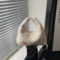 Elegante bolso de mano crema en borreguito sintético de media luna con correa fina de piel - Grande / Blanco