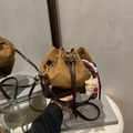 Borsa a secchiello patchwork in camoscio marrone con coulisse e ciondolo a forma di orso - Con Ciondolo / Marrone