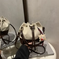 Secchiello bicolore in tela beige e pelle marrone con ciondolo in peluche morbido - Con Ciondolo / Cachi