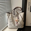 Sac fourre-tout en toile blanc cassé avec imprimé cartoon et anses en cuir marron chic - Avec Pendentif / Blanc