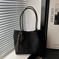 Borsa tote minimalista in pelle scamosciata nera con nappina per la moda autunno 2025 - Con Ciondolo / Nero