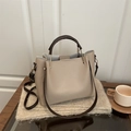 Borsa tote in pelle litchi beige con manici marrone scuro e tracolla regolabile - Cachi