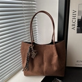 Grande borsa tote in pelle scamosciata marrone con nappa decorativa per il pendolarismo - Con Ciondolo / Marrone