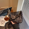 Retro-Schultertasche mit Leopardenmuster, Goldkette und Plüschbär-Anhänger in warmer Szene - Mit Anhänger / Schwarz