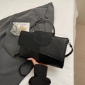 Sac à main noir chic avec textures mixtes, poignée métallique et bandoulière réglable - Noir