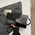 Sac bandoulière en cuir noir avec motif serpent et poignée métallique élégante - Gris