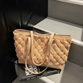 Khakibraune Faux-Fur-Tote-Bag mit flauschigen Pompon-Details und glattem Boden - Khaki