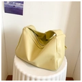 Bolso de hombro minimalista amarillo crema con correa ancha en pedestal blanco - Amarillo