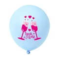 Detail van lichtblauwe latex ballon met You & Me tekst en roze champagneglas patroon - Blauw