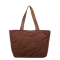Bolso tote acolchado marrón oscuro con costuras onduladas y asas de lona - café