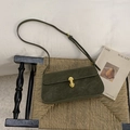 Detalle de bolso bajo el brazo en ante verde oscuro con hebilla metálica dorada - Verde