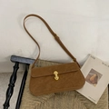Detalle de la hebilla en U dorada en bolso de ante marrón con correa ajustable - Marrón