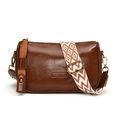 Braune Zylindertasche aus Leder mit breitem jacquardgewebtem Schultergurt - Braun