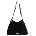 Bolso tipo cubo acolchado de ante negro con cadena plateada y patrón de diamantes - Negro