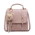 Sac rose à motif crocodile avec charm d'ours en peluche et logo doré élégant - Avec Pendentif / Rose