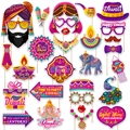 Set di 23 accessori per foto Diwali con lampade tradizionali e motivi festivi indiani - Stile Diwali (Include Cartoline, Bastoncini di Bambù e Punti di Colla)