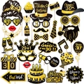 Accesorios para fotos de 30 cumpleaños en negro y dorado con purpurina en fondo blanco - Tema del trigésimo cumpleaños