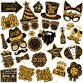 Vista plana de accesorios fotográficos Año Nuevo 2026 en negro y dorado con purpurina - Estilo Dorado 2027