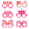 Dettagli di sei occhiali in carta con motivi di cuori e fiori per la festa della mamma - 6 pezzi / Occhiali Festa della Mamma Stile C