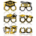 Detalle de seis gafas de fiesta de graduación en negro y oro con purpurina y eslóganes - Gafas de Fiesta de Graduación Doradas Estilo F (Set de 6)