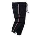 Herren Jogginghose in Schwarz mit grau-roten Seitenstreifen und elastischem Bund - 3XL / Schwarz