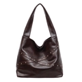 Borsa hobo in ecopelle marrone scuro con borchie argentate a croce e tracolla larga - Marrone